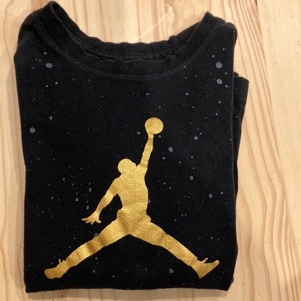 Jordan black and gold T-Shirt for boys. Size 6. Long sleeve.